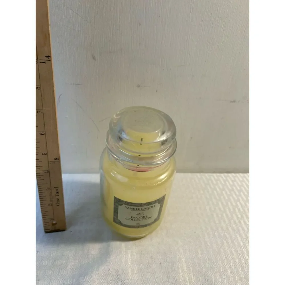 Yankee Candle Encore Collection Candle Lily 22 oz. like‎ new.